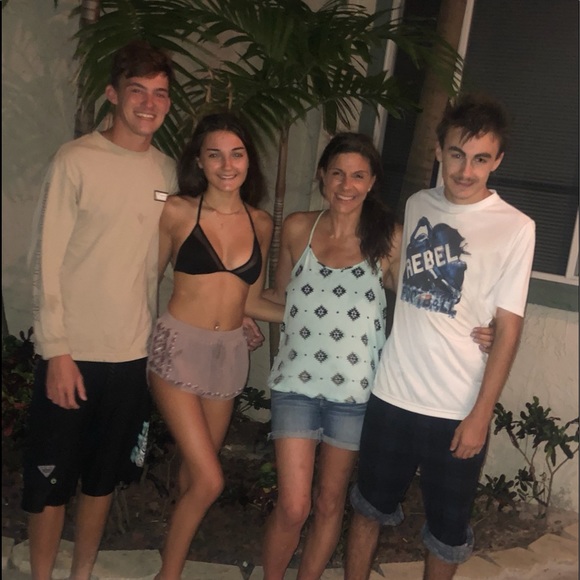 Hi Posh fam - thanks for checking out my closet! - Picture 8 of 11